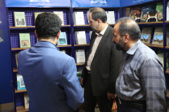 بازدید معاون پژوهشی دانشگاه بین المللی مذاهب اسلامی از غرفه‌های دانشگاه در سی و ششمین نمایشگاه کتاب تهران