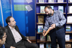بازدید معاون پژوهشی دانشگاه بین المللی مذاهب اسلامی از غرفه‌های دانشگاه در سی و ششمین نمایشگاه کتاب تهران