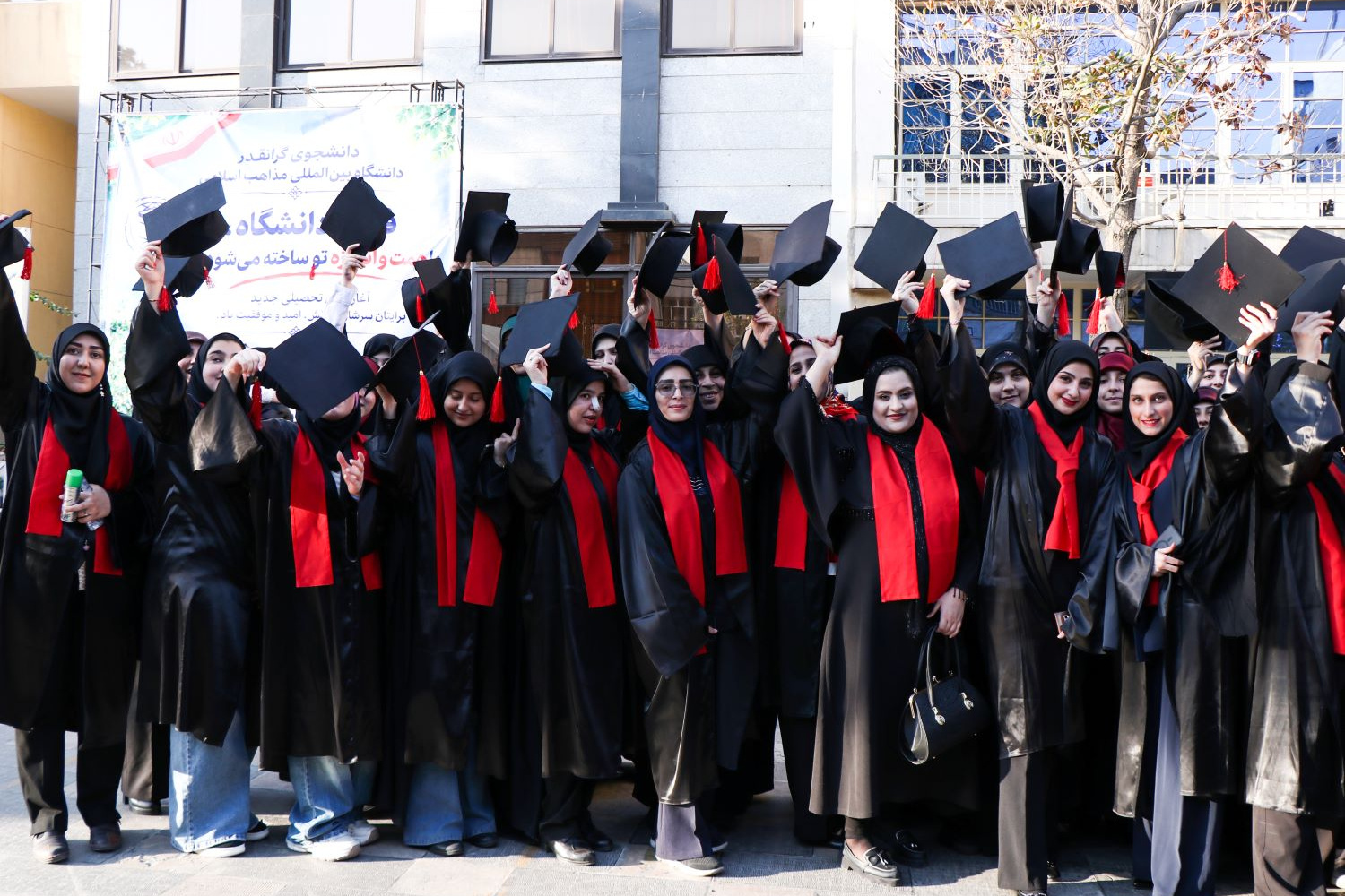گزارش تصویری مراسم دانش‌آموختگی دانشجویان دانشگاه بین‌المللی مذاهب اسلامی در واحد مرکزی