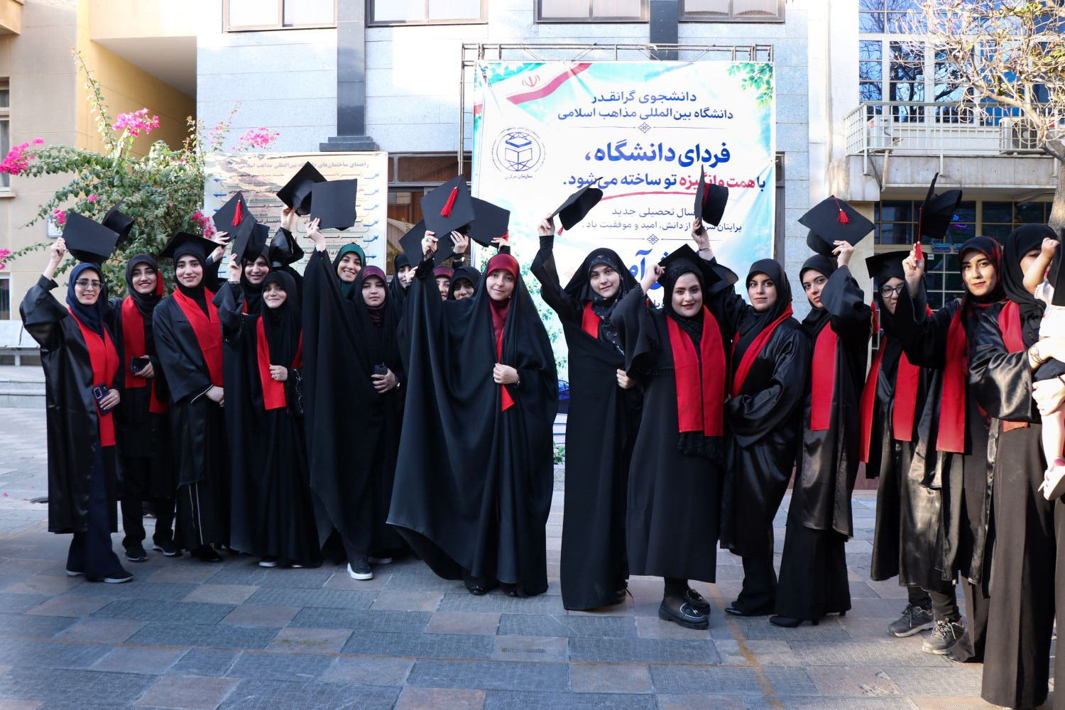 گزارش تصویری مراسم دانش‌آموختگی دانشجویان دانشگاه بین‌المللی مذاهب اسلامی در واحد مرکزی