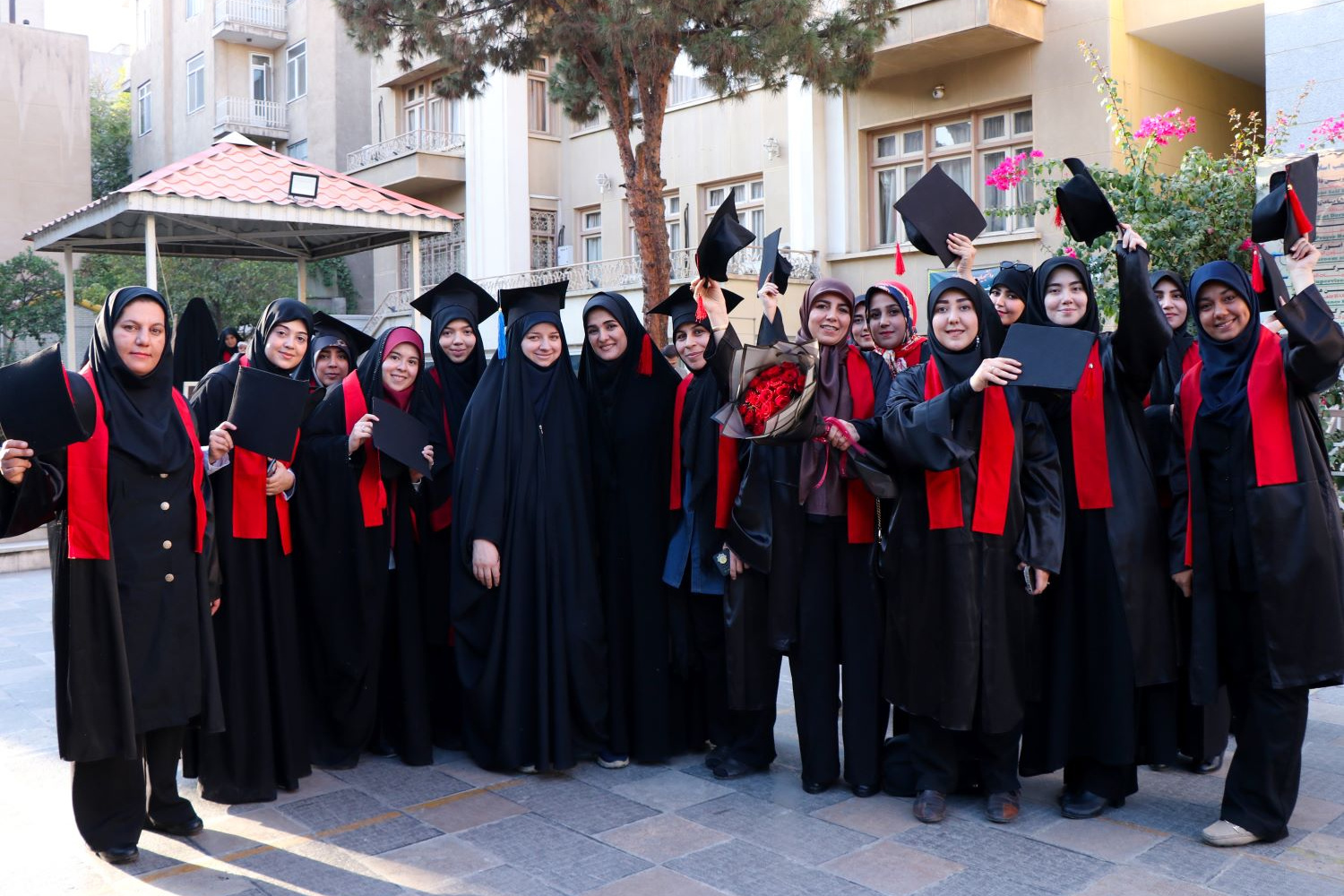 گزارش تصویری مراسم دانش‌آموختگی دانشجویان دانشگاه بین‌المللی مذاهب اسلامی در واحد مرکزی