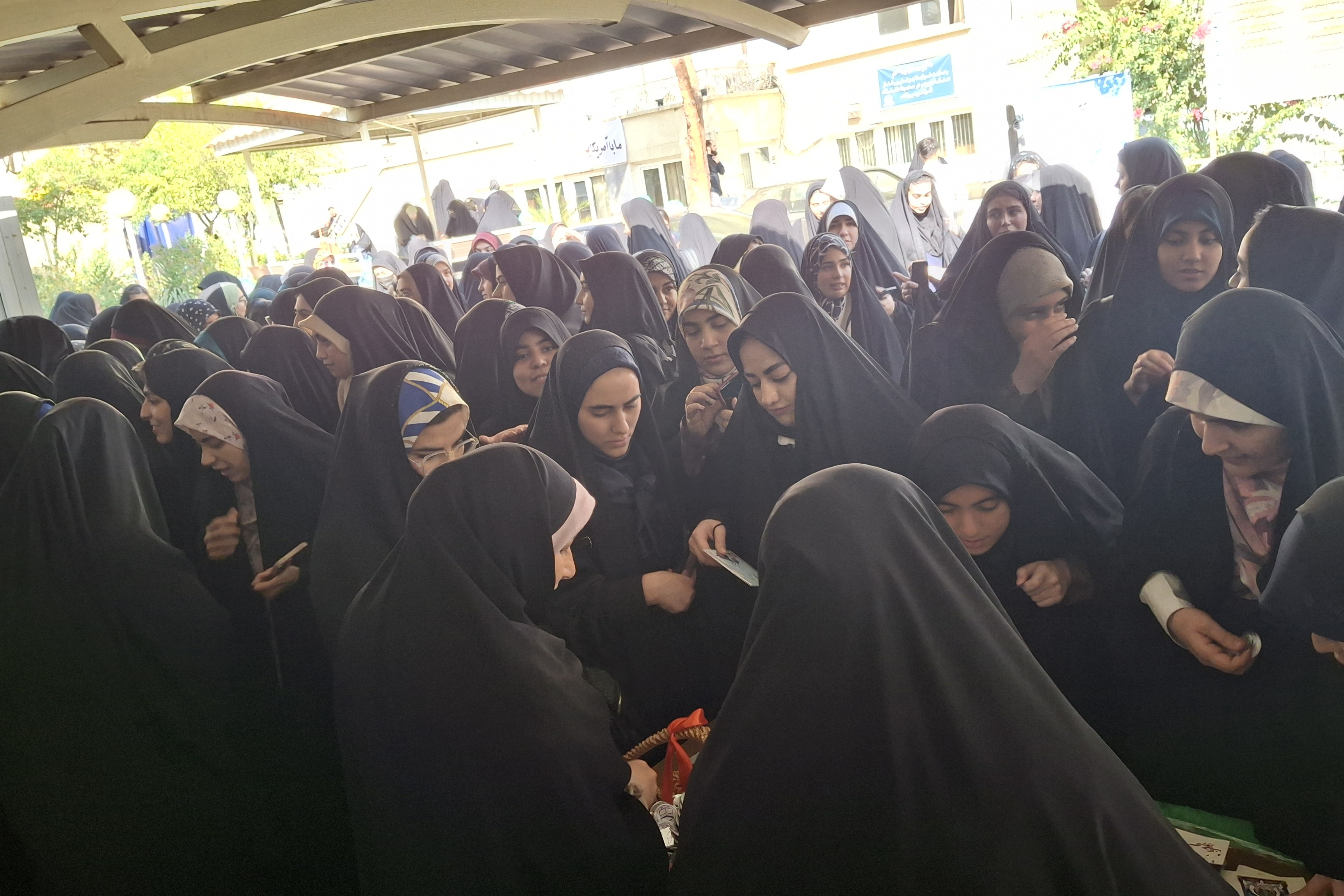 مراسم بازگشایی حضوری دانشگاه بین المللی مذاهب اسلامی و اهتزاز پرچم مقدس ایران